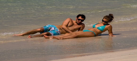 dubai-beach-kissing.jpg